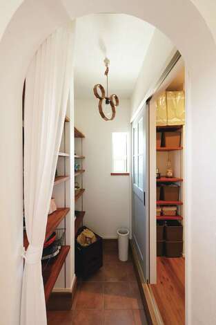 玄関のアーチをくぐると土間収納があり 買い物の荷物を直接パントリーへ運べる イエタテ