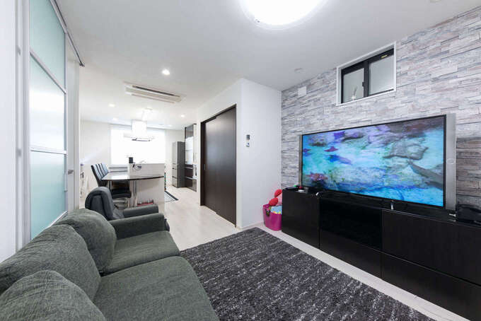 2階のワンフロアをldkに リビングクローゼットがキッチンダイニングとの緩やかな仕切りに 自然を感じる石目調のアクセントクロスは空間を広く見