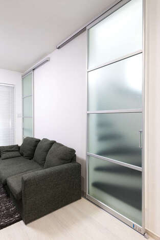 階段の上り下りはリビングを抜けて 圧迫感のない半透明のポリカーボネートの引き戸を付けて 冷暖房効率に配慮 イエタテ