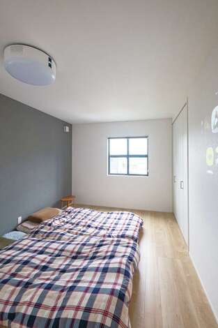 寝室には照明と一体型のプロジェクターを 眠りに落ちるまでのミニシアターに イエタテ