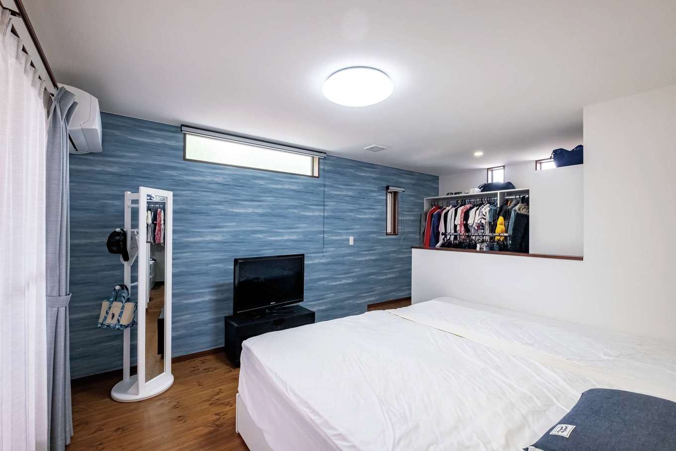 仕切りをなくし 広々と開放的に仕上げた寝室 ウォークインクローゼットはショップのような雰囲気の小上がりタイプ イエタテ