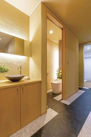 ゲストがリビングを通らずに利用できる洗面コーナーとトイレ イエタテ