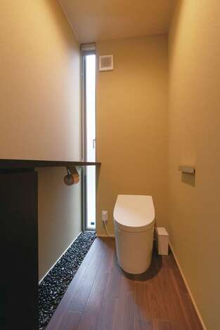 玉砂利をあしらった高級感のあるトイレ スマホアプリでいろいろ見て参考にしたのだそう イエタテ