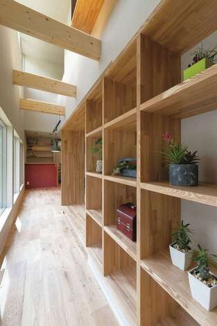 廊下の壁に設けた本棚は奥さまの希望で さながら日当たりのいいライブラリー 蔵書が並ぶのが楽しみ イエタテ