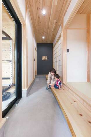 約4mの奥行きがある玄関土間 ひのき一枚板の上がりかまちは松場さんとご主人が材木屋まで行って選んだこだわりの一品 イエタテ