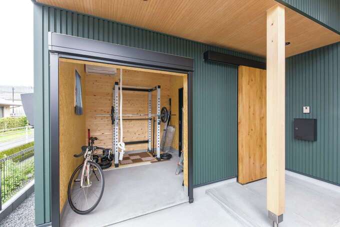 玄関横にバイク 自転車用のガレージを ご主人のトレーニングルームも兼ねている イエタテ