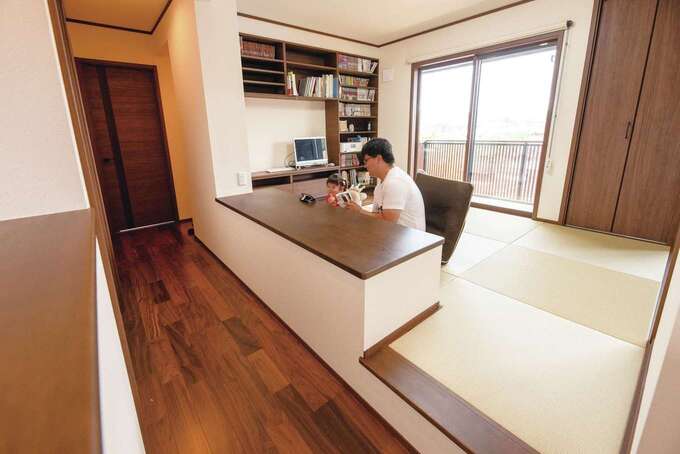 展示場を参考に作った2階のセカンドリビング 小上がりで空間を仕切り カウンターで読書などを楽しめる イエタテ