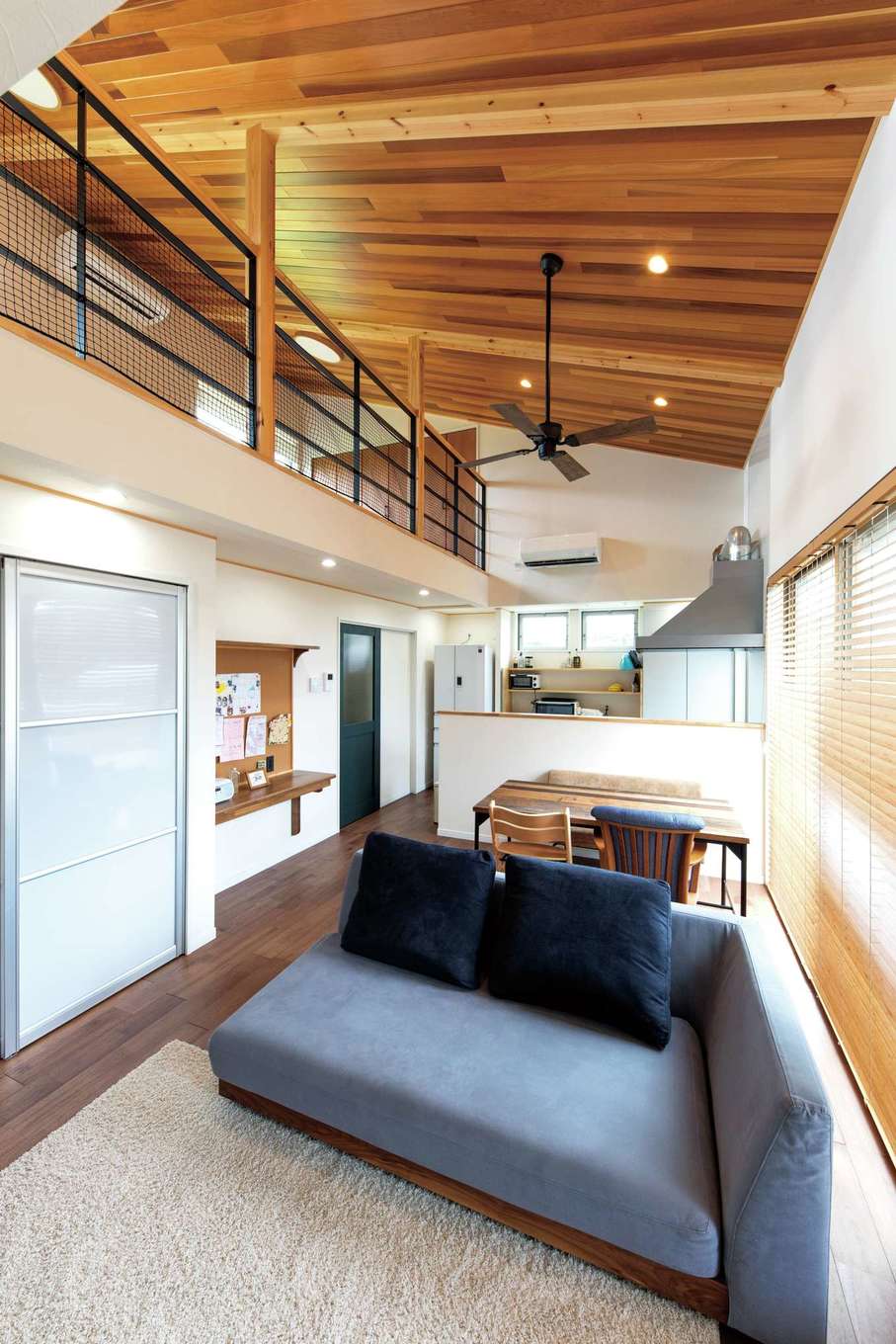 2階のロフトと一体化したldk リビングの半透明の扉の奥は収納スペース イエタテ