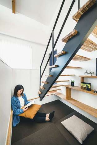 一人の空間が欲しい と熱望した奥さまに 階段下に1段床を下げた個室を用意 大好きなロジックパズルを楽しむ イエタテ