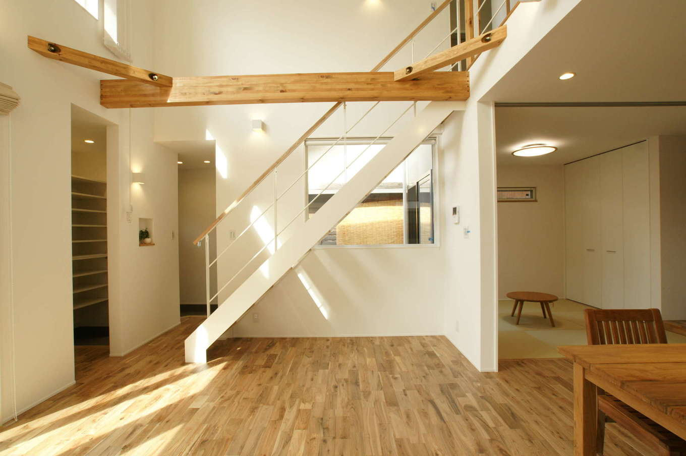 Ldkのナチュラルなテイストに合わせて 鉄骨階段も白で統一した リビングに隣接した和室は 子どもが風邪をひいた時の隔離部屋にもなる イエタテ
