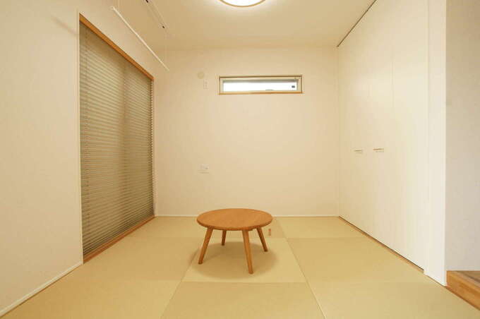 和室は客間として使うのはもちろん ゲストが泊まりに来たときの寝室にもなる 縁なしの畳を採用したり 天井まで届くハイドアの収納にしたことで空間 和室は客間として使うのはもちろん ゲストが泊まりに来たときの寝室にもなる 縁なしの畳を採用したり 天井まで届くハイドアの収納にしたことで空間