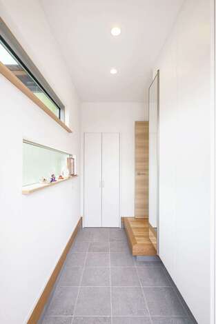 奥行きのある玄関に横長の窓をコーディネート イエタテ