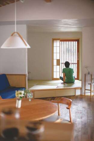 玄関脇には小上がりがあり 障子と格子の先には前庭が広がる イエタテ