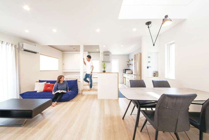 17 5畳のldkと4 5畳の和室が一続きになった1階 ソファの後ろにある壁の高さも使い勝手がいいように計算されている イエタテ