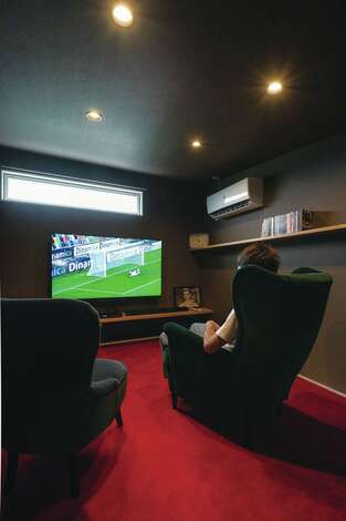 夢を叶えたシアタールームで 夫婦で仲良く映画鑑賞 シネコンの雰囲気をイメージして赤い絨毯を敷き詰めた イエタテ