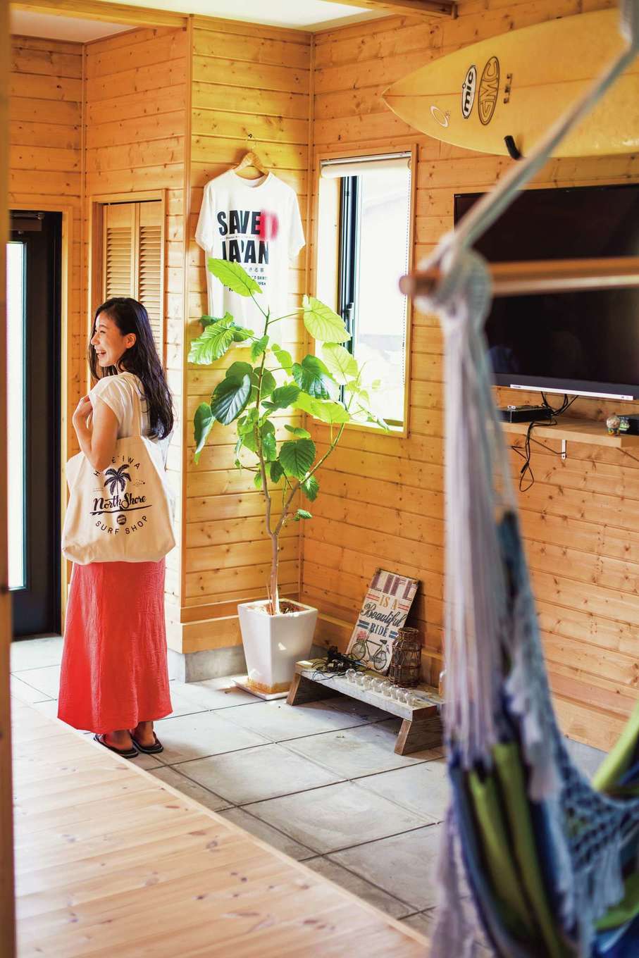 玄関からリビングに続く土間には 鉢植えやテレビなどをディスプレイ イエタテ