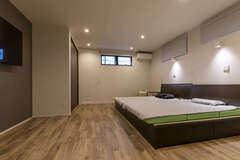 夜になると高窓から星が見えるんですよ 寝室の高窓は西日を防ぎながら明るさは取り込む工夫 広めのウォークインクローゼットも併設した イエタテ