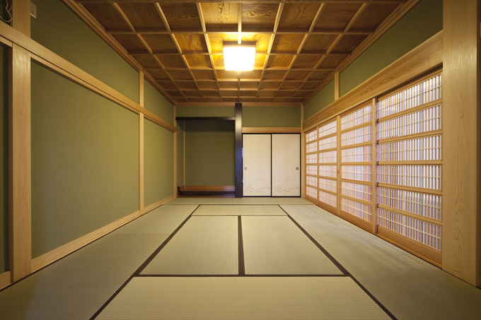 12畳ある格式高い格天井の和室 天井板には杉の無垢板を使用 リビングと和室を隔てる引き戸は 格子状にする事で光と風を取り入れている イエタテ