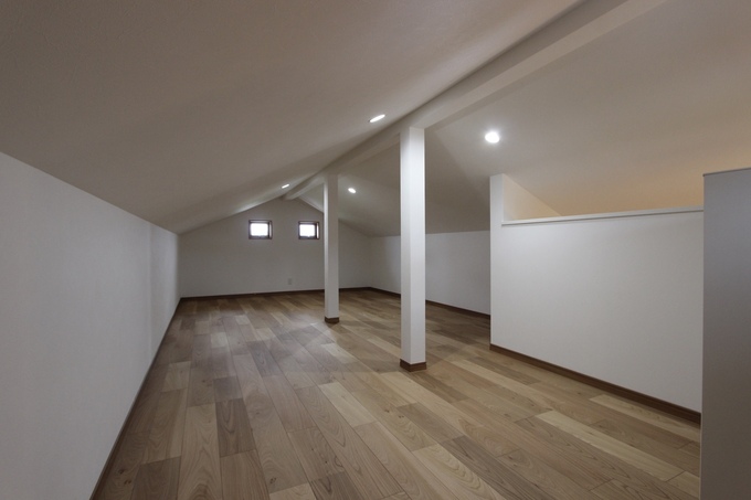 大容量の小屋裏収納 使用頻度の低い物を収納しておくことで 各部屋の収納空間にゆとりを持たせている イエタテ 大容量の小屋裏収納 使用頻度の低い物を収納しておくことで 各部屋の収納空間にゆとりを持たせている イエタテ