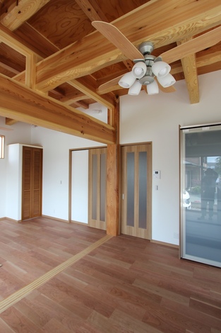 天井の高いリビング 構造材を現した天井とすることで木材の持つ力強さと木のぬくもりを感じる部屋とした イエタテ