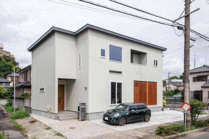 白を基調としたシンプルモダンな外観。道路沿いにあるので、周囲の視線 