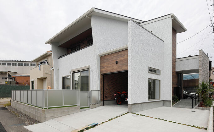 庇の長いインナーバルコニーは 洗濯物を干しているときに多少の雨が降ってきても安心 また庇を長くすることで 一部片流れの屋根の面積が増え 約1