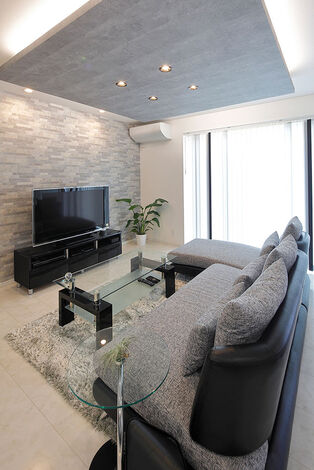 家中のインテリアデザインのベースはモノトーンで統一 リビングには折り上げ天井を採用し グレージュの色と間接照明を採用することで スタイリッシ