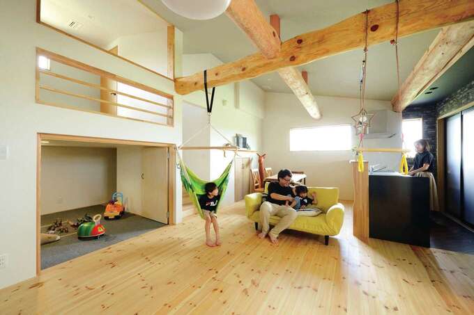 2階子世帯のldkは23畳の大空間 勾配天井を交差する野物の梁がアクセントになっている スキップフロアの下はご主人の趣味部屋 上は子ども部屋