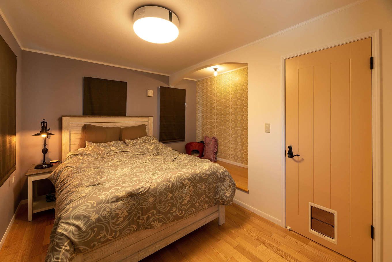 愛猫がいつでも寝室を出入り出来るようにと ペット用ドアやベッド横のくつろぎスペース ヌック を用意 イエタテ