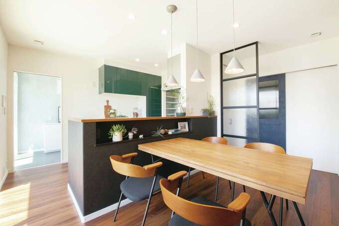 ヴィンテージスタイルのダイニングキッチン チークの床に対するブルーやグリーンの配色がおしゃれ 来客から丸見えを防ぐための室内用装飾窓もスタイ