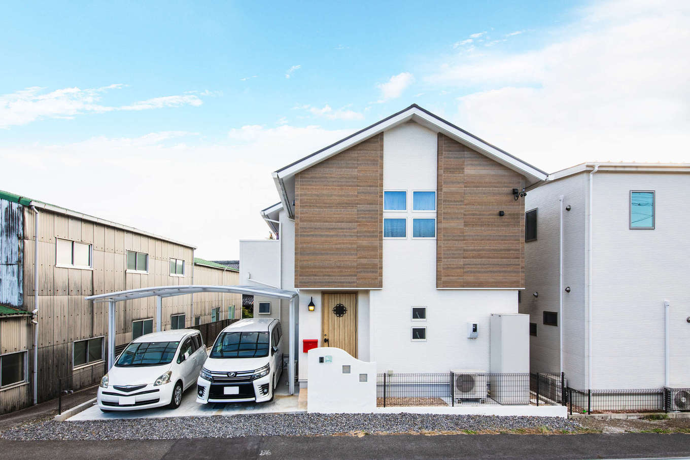 ホワイトベースに木目をアクセントにした外観 窓の配置にもこだわって シンプル モダンな印象に 同社ならではの設計力で 約40坪の限られた敷地