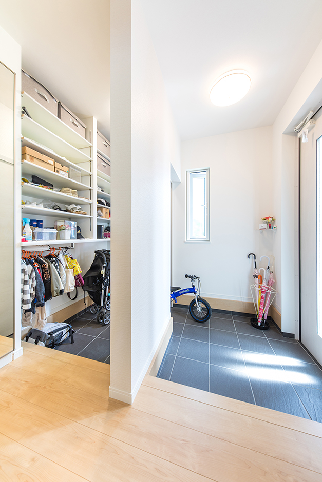 ベビーカーに三輪車 愛犬のお散歩グッズなど 子ども3人 愛犬のt家には靴以外にもたっぷりの外回り用品が 天井までしっかり収納できるエントラン