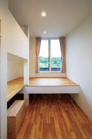 子ども部屋は左右対称で用意 こもりすぎないよう最低限の広さにした 使用頻度がそれほど高くないロフトをやめ 同じ高さのベッドとデスクを造作して