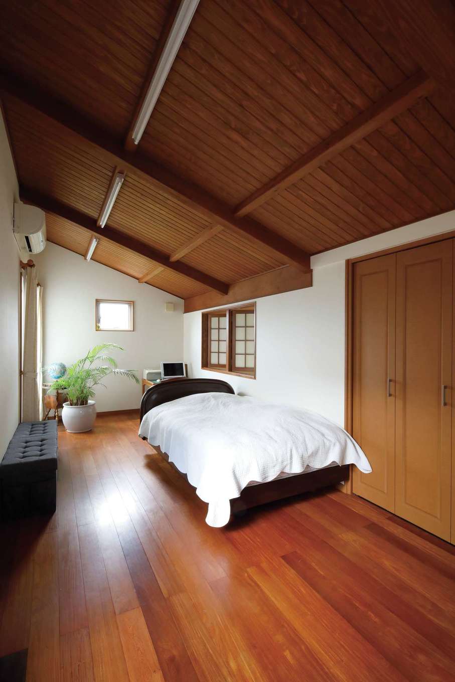 隠れ家のようなロフトは居心地がよく 家族で奪い合いになるのだとか 客間としても利用できる イエタテ