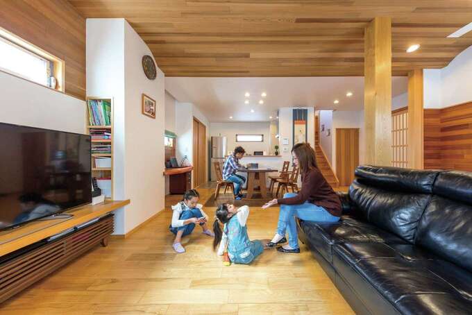 キッチンからリビングまで仕切りがなく ダイナミックに続く大空間 開放感が感じられるように 天井は通常よりも高くしてもらいました とご主人