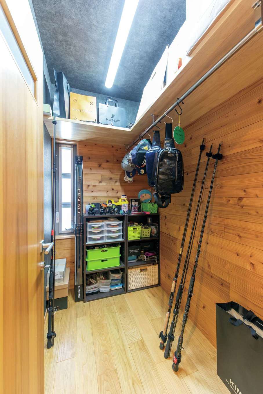 玄関横にはご主人念願の釣り道具部屋が イエタテ
