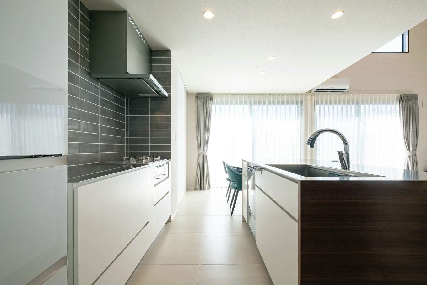 グレーのサブウェイタイルが白い空間のアクセントに イエタテ