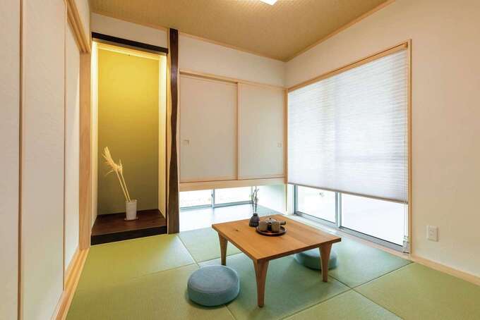 和室は玄関の正面にあり お客さまを直接招き入れることができる 床の間の天井にはスギ網代 床板にはケヤキ 床柱には縁起の良いエンジュ 延寿 を