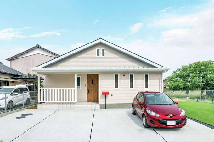 カバードポーチのあるカリフォルニアスタイルの平屋の外観 三角屋根の部分をロフトに利用して 収納や趣味のスペースに充てている イエタテ