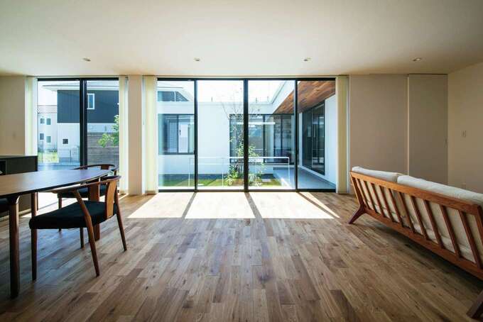 室内の壁には巾木を設けず 建具はすべてハイドアにして無駄なラインを排除し シンプルな意匠を追求した イエタテ