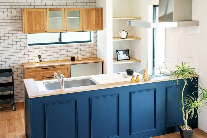 キッチンは名古屋のショールームに出向いて厳選 ウォールキャビネットは奥さまの使いやすい高さに設定し 窓位置もそれに合わせて調整した また キ