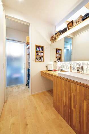 洗面スペースと浴室の間に 仕切って使える脱衣所を配置 洗濯機は隠してスッキリさせた イエタテ