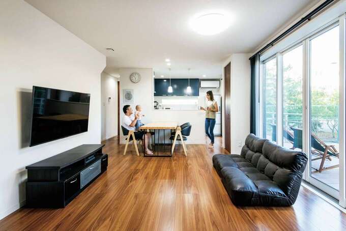 開放感に満ちたldk 全開口サッシとウッドデッキが外と中をつなぎ 自然と調和した暮らしを実現 高い断熱性と気密性により エアコンをほとんど使