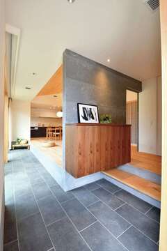 玄関も白とダークブラウンで統一 コートハンガーなどが置ける ちょっとしたスペースが便利 イエタテ