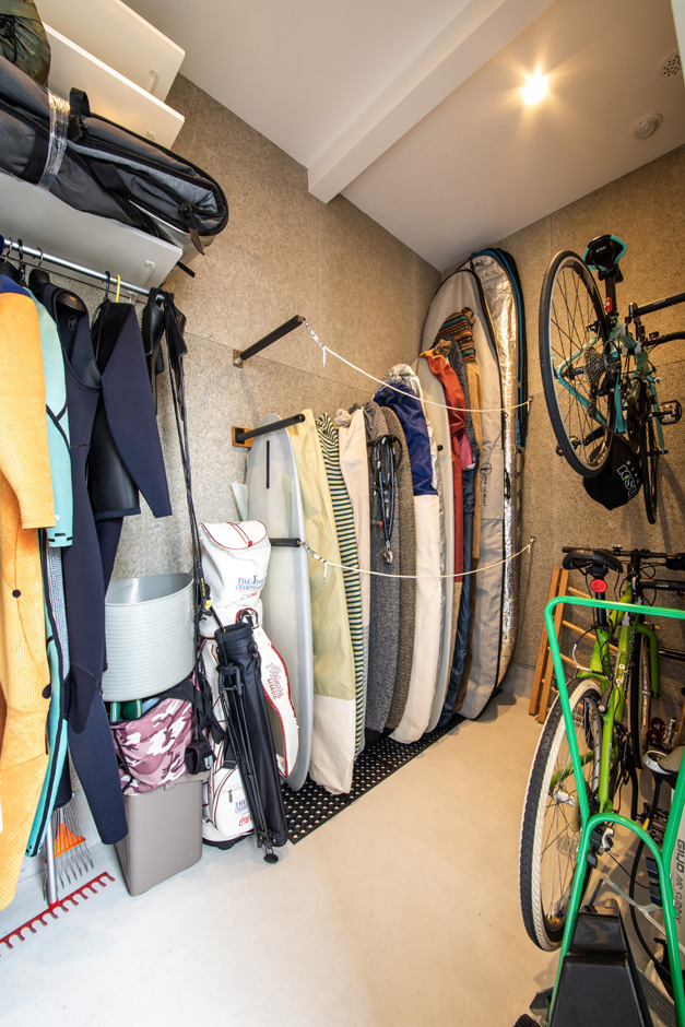 玄関収納には サーフィンや自転車が趣味のご主人の荷物をまとめて収納 庭から直接出入りできるので 洗ったサーフボードをしまい込むのも便利 イエ