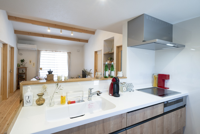 対面キッチンからは 室内全体を見渡すことができ 子ども部屋にいる子どもの気配もうかがえる イエタテ