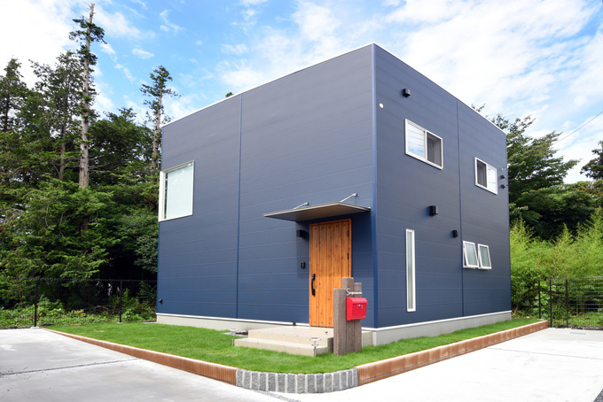 キューブスタイルのクールな外観 外壁にはネイビーブルーの窯業系サイディングを用い 細かいボーダーがシンプルかつシャープな印象 超高耐候プラチ