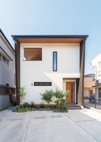 深い庇 斜めの袖壁がモダンな外観 イエタテ