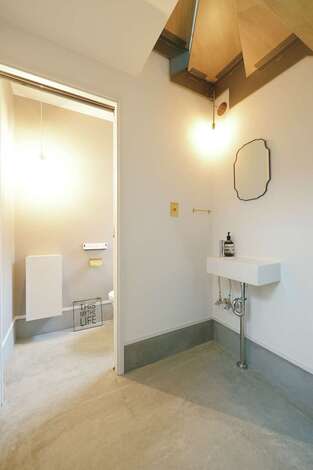 土間の奥に造作した無機質なデザインの洗面コーナー イエタテ