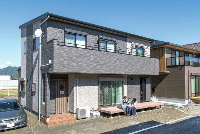 黒とグレーの外壁を2色使い レンガのような質感が高級感を演出する 広々したウッドデッキは夏にプールを出して遊ぶ予定 イエタテ 黒とグレーの外壁を2色使い レンガのような質感が高級感を演出する 広々したウッドデッキは夏にプールを出して遊ぶ予定 イエタテ